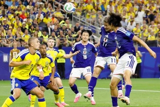 　日本-スウェーデン　前半、ヘディングでゴールを狙う前田（右から２人目）＝ダラス（共同）