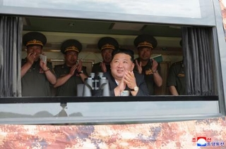 　兵器の試験を視察する北朝鮮の金正恩朝鮮労働党総書記＝２５日（朝鮮中央通信＝共同）