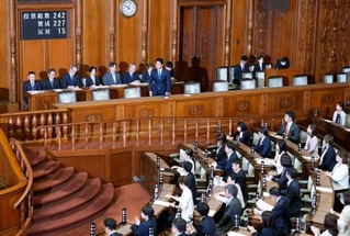 　参院本会議で改正防衛省設置法など関連法が可決、成立し起立する小泉防衛相＝２６日午前
