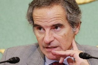 　日本記者クラブで記者会見するＩＡＥＡのグロッシ事務局長＝２６日午後、東京都千代田区