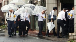 　指定暴力団住吉会系「領家一家」の事務所に家宅捜索に入る愛知県警などの捜査員＝２６日午後、埼玉県川口市
