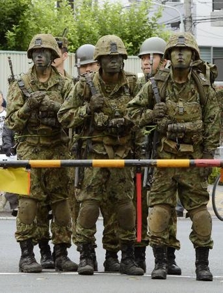 　２０１２年６月、レンジャー隊員養成訓練で市街地を移動する陸上自衛隊員＝東京都内