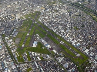 　八尾空港＝２０１７年９月、大阪府八尾市（共同通信社ヘリから）