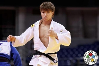　男子６６キロ級３回戦の阿部一二三＝青島（国際柔道連盟提供・共同）
