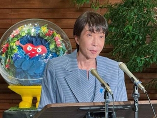 　山梨県で発生した震度６弱の地震を受けて記者団の取材に応じる高市首相＝２６日深夜、首相官邸