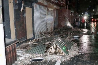 　震度５弱を観測した甲府市内で壁が崩落した建物＝２６日午後１１時２８分