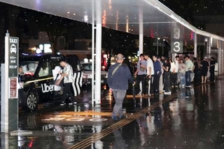 　ＪＲ甲府駅前でタクシーを待つ人たち＝２６日午後１１時２２分、甲府市