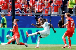 　ノルウェー-フランス　前半、ハットトリックとなるゴールを決めるフランスのデンベレ（中央）＝ボストン（共同）