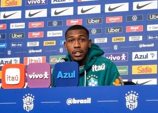 　記者会見するブラジルのラヤン＝２６日、バスキングリッジ（共同）