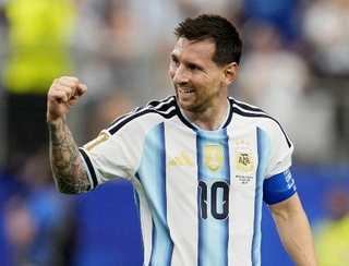 　Ｗ杯オーストリア戦の試合終了間際、自身２点目のゴールを決め喜ぶアルゼンチンのメッシ＝２２日、ダラス