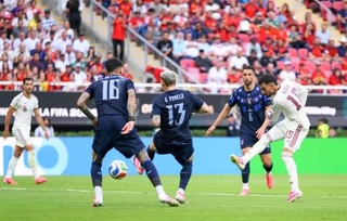　ウルグアイ-スペイン　前半、先制ゴールを決めるスペインのバエナ（右端）＝グアダラハラ（ゲッティ＝共同）