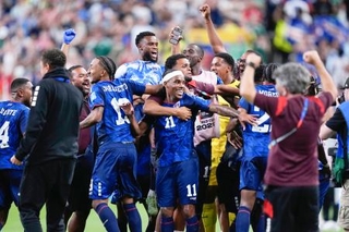 　サウジアラビア戦を引き分けで終え、喜ぶカボベルデの選手たち。初出場で決勝トーナメント進出を決めた＝ヒューストン（ＡＰ＝共同）