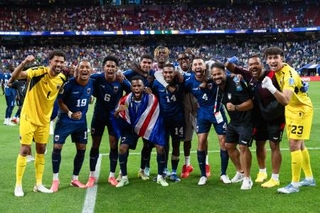 　決勝トーナメント進出を決め、喜ぶカボベルデの選手たち。左端はＧＫボジニャ＝ヒューストン（ゲッティ＝共同）