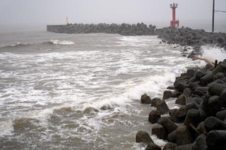 　台風の影響で強い波が打ち寄せる千葉県富津市の海岸＝２７日午後１時４２分