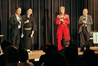 　「新・真田フォーラム」に登壇した名古屋市立大の千田嘉博教授（左端）ら＝２７日午後、和歌山県九度山町