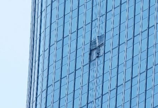 　北京市内の最高峰ビル「シティックタワー（中国尊）」に残る飛行体が衝突した際にできたとみられる跡＝２７日（共同）