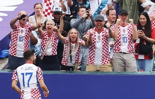 　クロアチア-ガーナ　前半、先制ゴールを決めたクロアチアのＰ・スチッチ（１７）と喜ぶサポーター＝フィラデルフィア（ロイター＝共同）