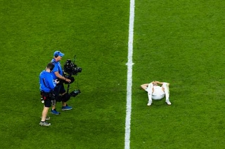 　サッカーＷ杯のエジプト戦後、ピッチにあおむけになるイランのハリルザデ＝２６日、米シアトル（ゲッティ＝共同）