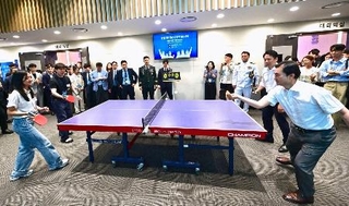 　韓国の安圭伯国防相（右手前）とダブルスを組み、卓球をプレーする小泉防衛相（右奥）＝２８日、ソウル（防衛省提供・共同）