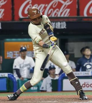　５回日本ハム２死満塁、水谷が右前に２点打を放つ＝ベルーナドーム