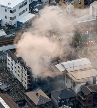 　大阪市東淀川区の工場火災現場＝２８日午後６時４５分（共同通信社ヘリから）
