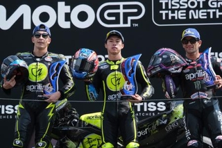 　オランダＧＰのモトＧＰクラスで初優勝した小椋藍（中央）＝アッセン（ＡＰ＝共同）
