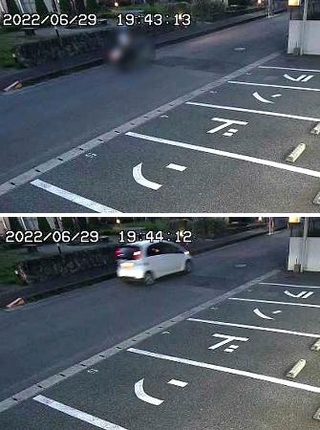 　公開された防犯カメラ映像。被害者が運転するバイクが通過し（上）、その約１分後に八田與一容疑者が乗った軽乗用車が通過する様子が写っている＝２０２２年６月２９日、大分県別府市（大分県警提供）