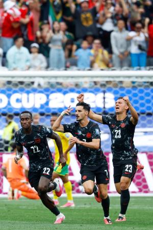 　南アフリカ-カナダ　後半終了間際、決勝ゴールを決め駆け出すカナダのエウスタキオ（中央）＝ロサンゼルス（共同）