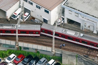 　脱線した近鉄京都線の列車＝２９日午前８時４３分、京都市下京区（共同通信社ヘリから）