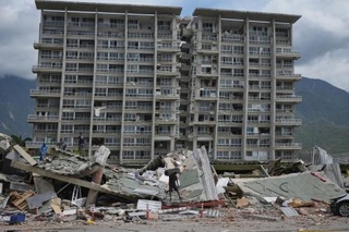 　地震で損壊した建物＝２８日、ベネズエラ・ラグアイラ（ＡＰ＝共同）