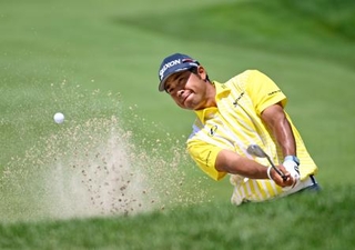 　最終ラウンド、６番でバンカーショットを放つ松山英樹。通算１４アンダーで１４位＝ＴＰＣリバーハイランズ（共同）