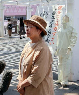 　ビラ配り後、取材に応じる永野弘子さん＝２９日午前、北九州市のＪＲ小倉駅前