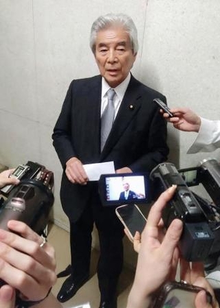 　自民党本部で記者団の取材に応じる中曽根弘文憲法改正実現本部長＝２９日午後、東京・永田町