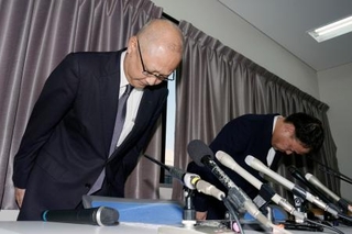 　記者会見で謝罪する、近鉄の高浦仁史鉄道本部大阪統括部長（左）ら＝２９日午後、大阪市北区