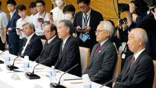 　「国と地方の協議の場」であいさつする全国知事会長の阿部守一長野県知事（中央）＝２９日午後、首相官邸