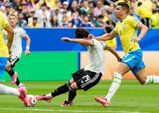 　日本-ブラジル　前半、先制ゴールを決める佐野（中央）＝ヒューストン（共同）