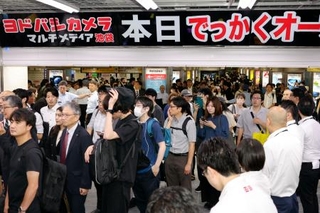 　開業した複合商業施設「Ｙｏｄｏｂａｓｈｉ-Ｉｋｅｂｕｋｕｒｏ（ヨドバシ池袋）」に入る買い物客ら＝３０日午前、ＪＲ池袋駅東口