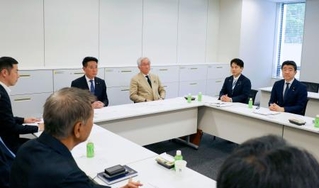 　国会内で開かれた、北陸新幹線の延伸ルートを再検討する与党整備委員会の会合＝３０日午前