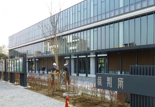 　名古屋高裁金沢支部や金沢地裁などが入る裁判所合同庁舎＝２０１３年、金沢市
