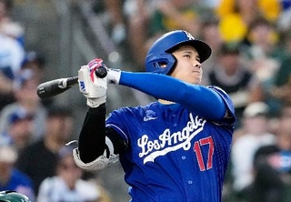 　アスレチックス戦の６回、１８号３ランを放つドジャース・大谷＝サクラメント（共同）