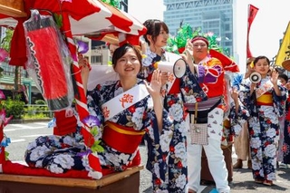 　「愛染まつり」で、かごから見物客に手を振る愛染娘＝３０日午後、大阪市