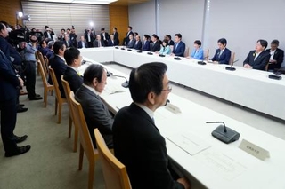 　月例経済報告等に関する関係閣僚会議＝３０日午後、首相官邸