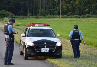 　男児が行方不明になった石川県立小松特別支援学校の周辺を捜索する警察官＝３０日午後、小松市