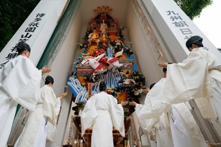 　福岡市博多区の櫛田神社で行われた飾り山笠の「御神入れ」＝３０日午後