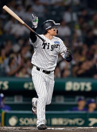 　１０回阪神１死、森下が左越えにサヨナラ本塁打を放つ＝甲子園