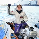 　第５３回ボートレースオールスターで優勝し、ポーズをとる丸野一樹＝ボートレース浜名湖
