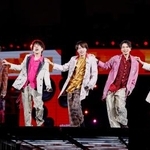 　最終公演のステージに立つ嵐のメンバー＝３１日午後、東京都文京区の東京ドーム