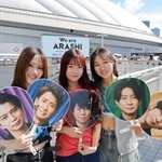 　嵐のツアー最終公演が開催される東京ドームに駆けつけたファン＝３１日午後、東京都文京区