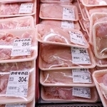 　スーパーの商品棚に並ぶ鶏肉＝２０２５年、東京都練馬区のアキダイ関町本店