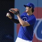 　練習中に笑顔を見せるドジャース・大谷＝５月、ロサンゼルス（共同）